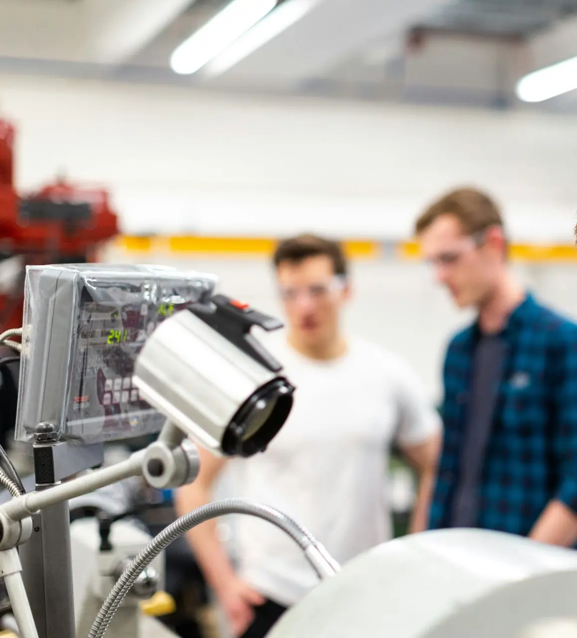 Technik mit Menschen verschwommen im Hintergrund