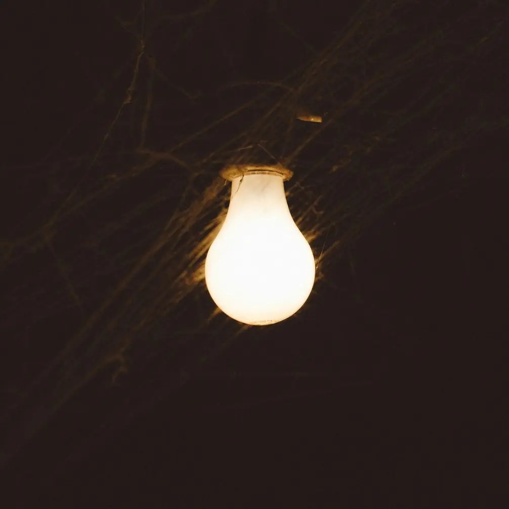 Glühlampe in dunklen setting