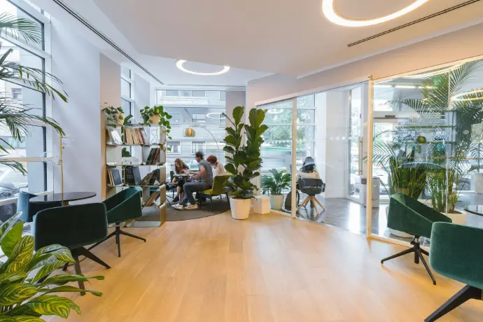 gut ausgeleuchtetes modernes Office