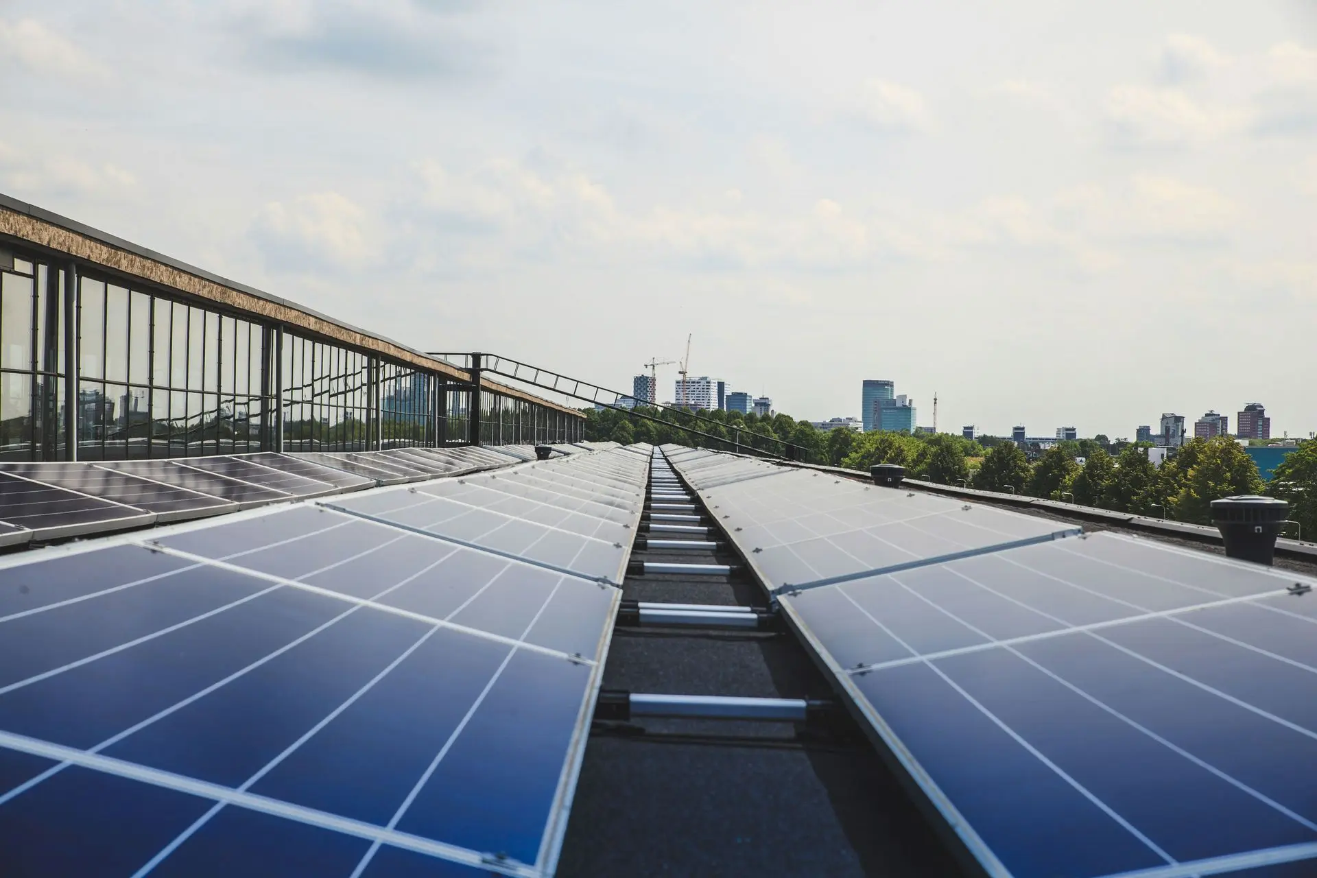 Solaranlage auf Dach mit Stadt im Hintergrund