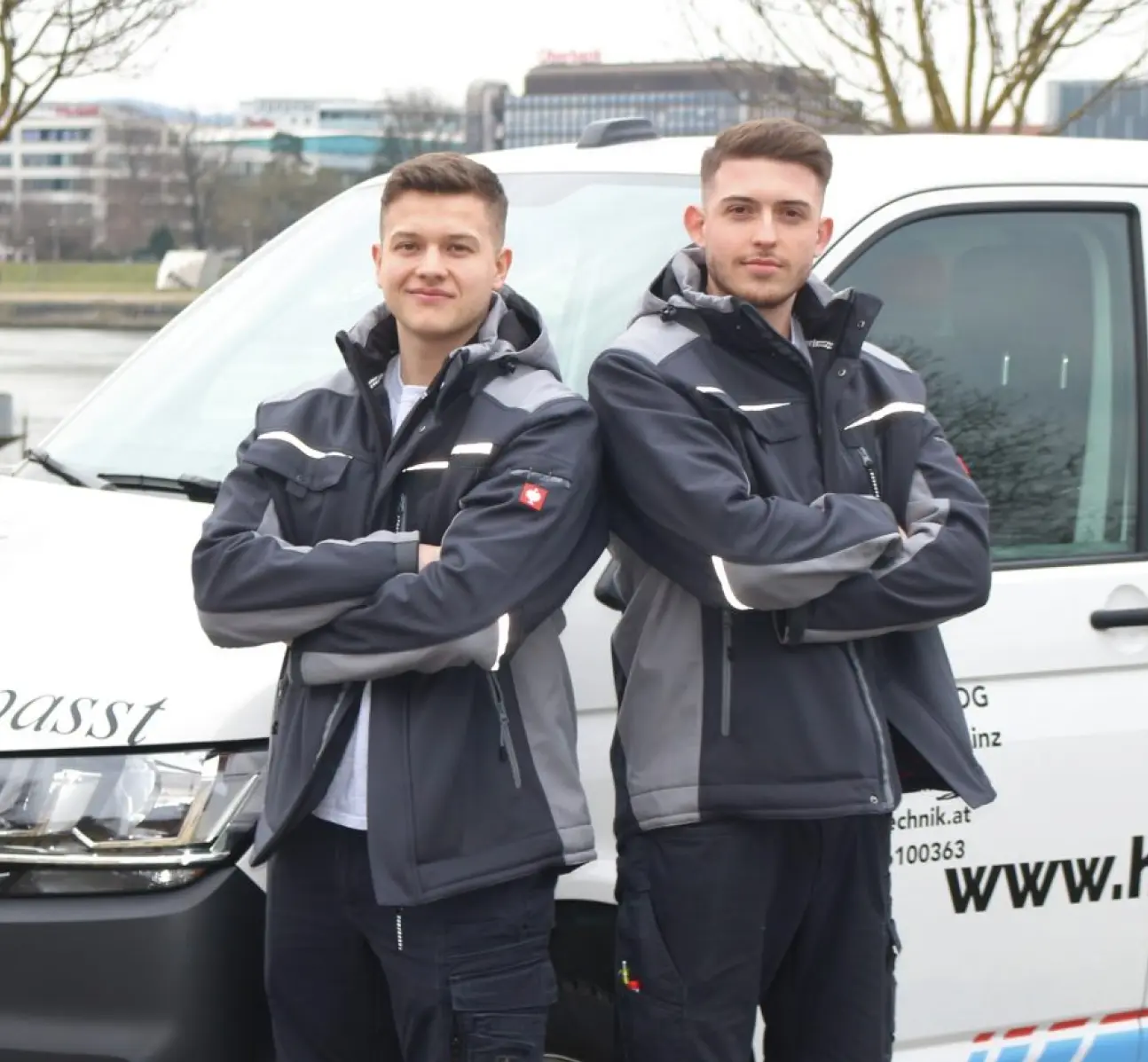 zwei techniker von HS-Elektro vor einem Firmenwagen