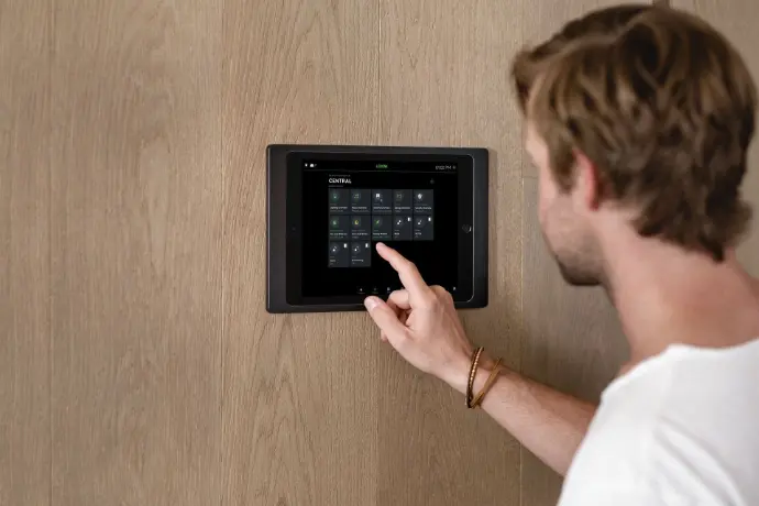 Mann welcher Loxon SMart Home App auf Tablet benutzt