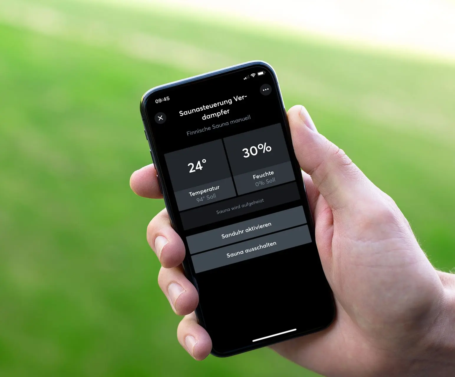 Person welcher Loxon SMart Home App auf Smartphone benutzt