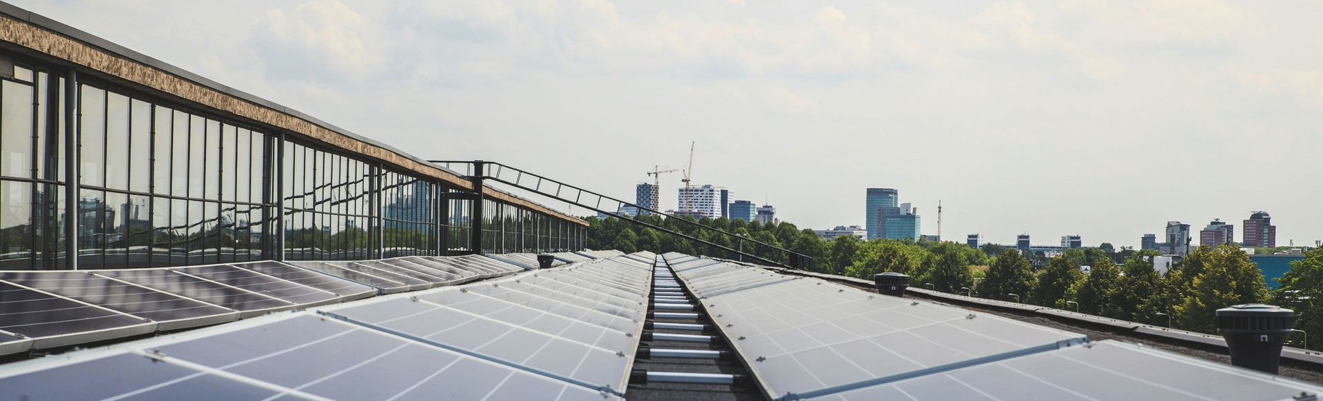 Photovoltaik auf einem Dach mit Stadt im Hintergrund