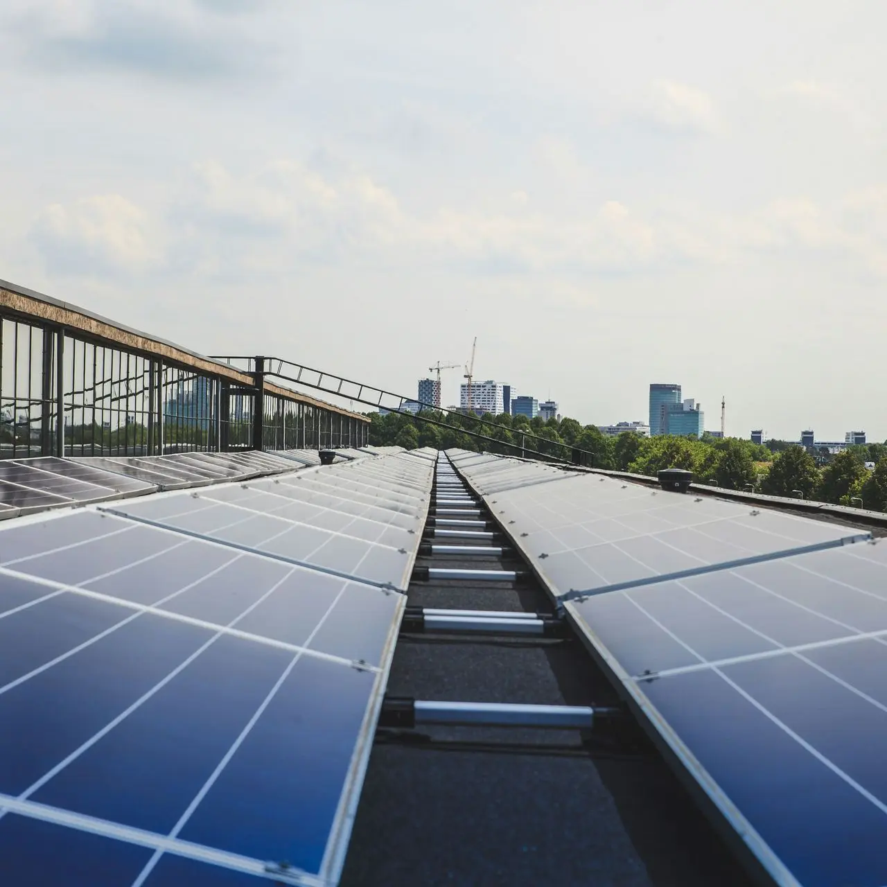 SOlarpanele auf einem Dach, Stadt im Hintergrund