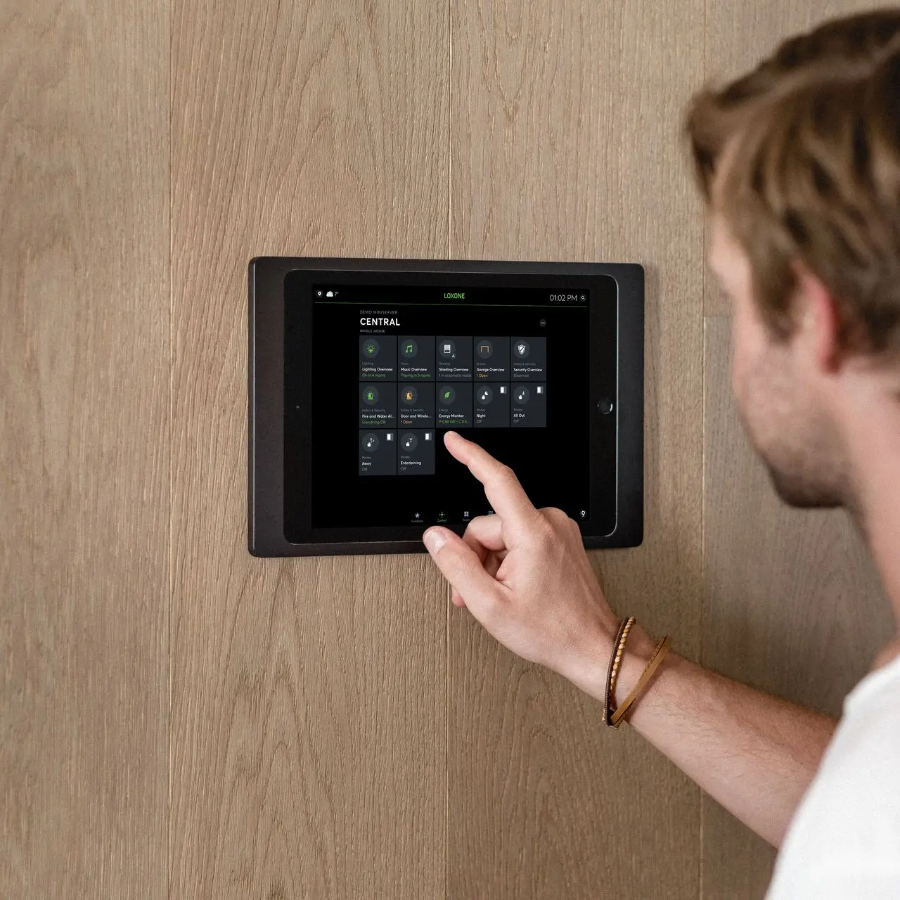 Person bedient Lexon Smart Home App auf einem Tablet